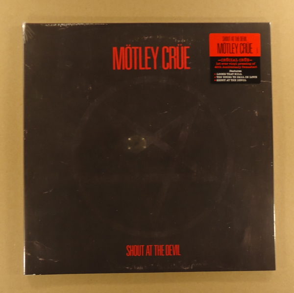 Mötley Crüe – Shout At The Devil